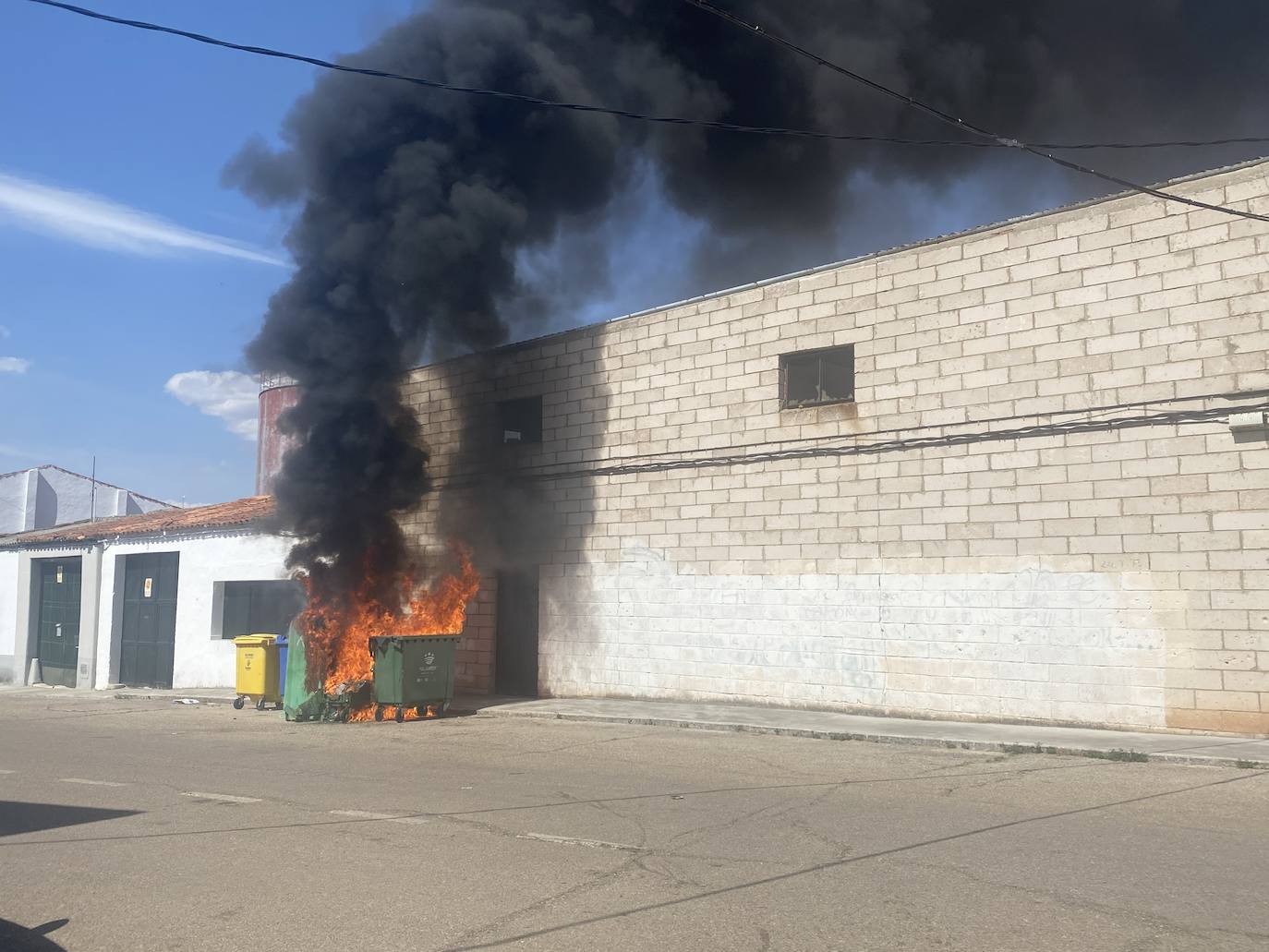 Fotos: Arden varios contenedores en la Rodela de Villafranca de los Barros