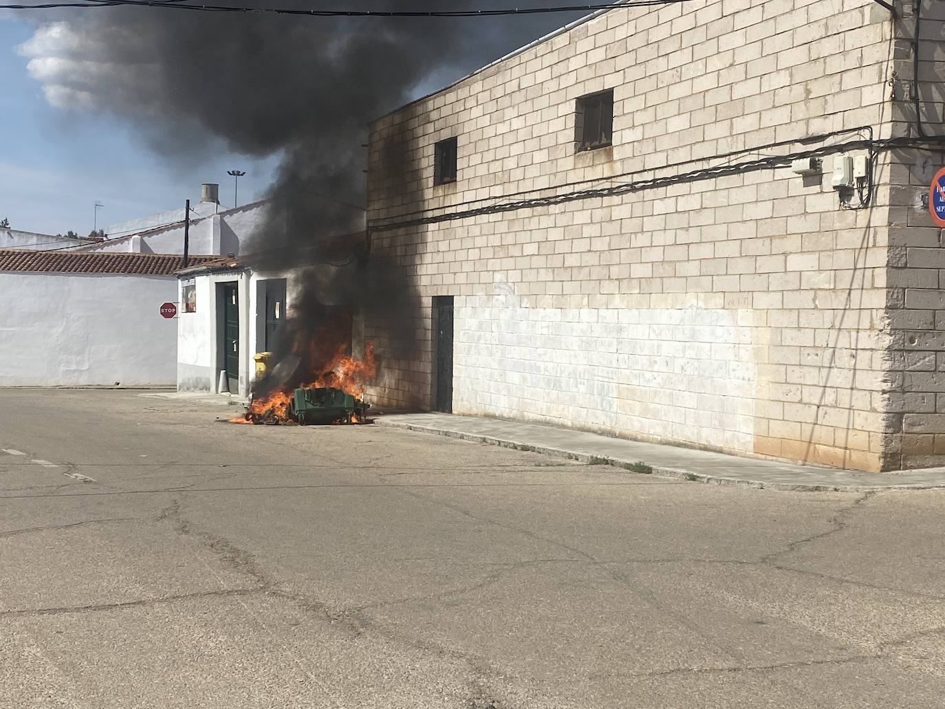 Fotos: Arden varios contenedores en la Rodela de Villafranca de los Barros