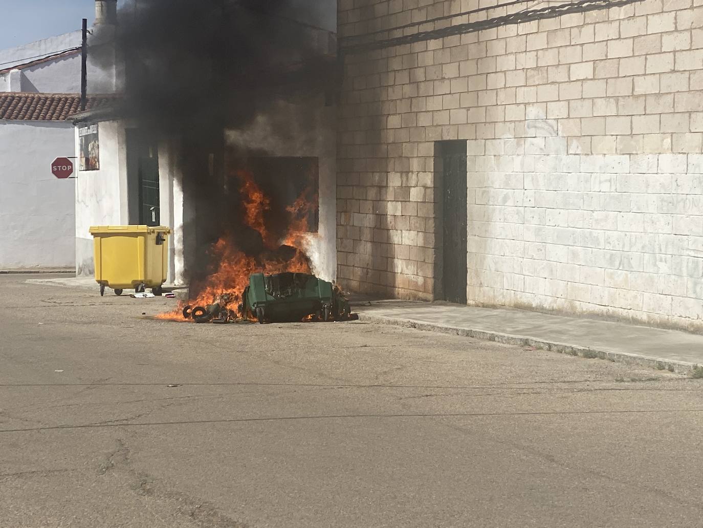 Fotos: Arden varios contenedores en la Rodela de Villafranca de los Barros