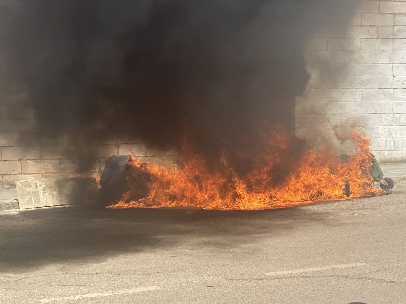 Fotos: Arden varios contenedores en la Rodela de Villafranca de los Barros