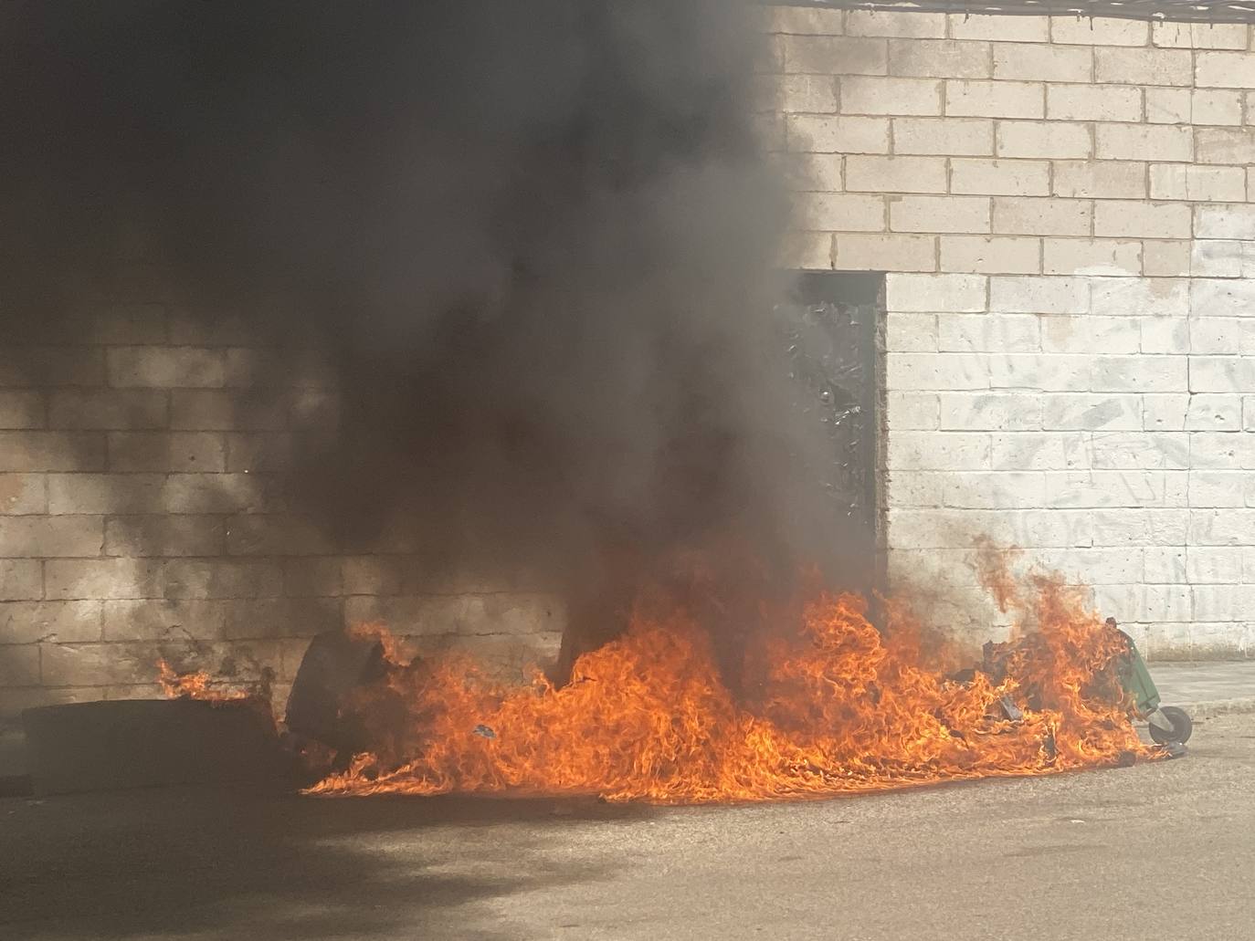 Fotos: Arden varios contenedores en la Rodela de Villafranca de los Barros