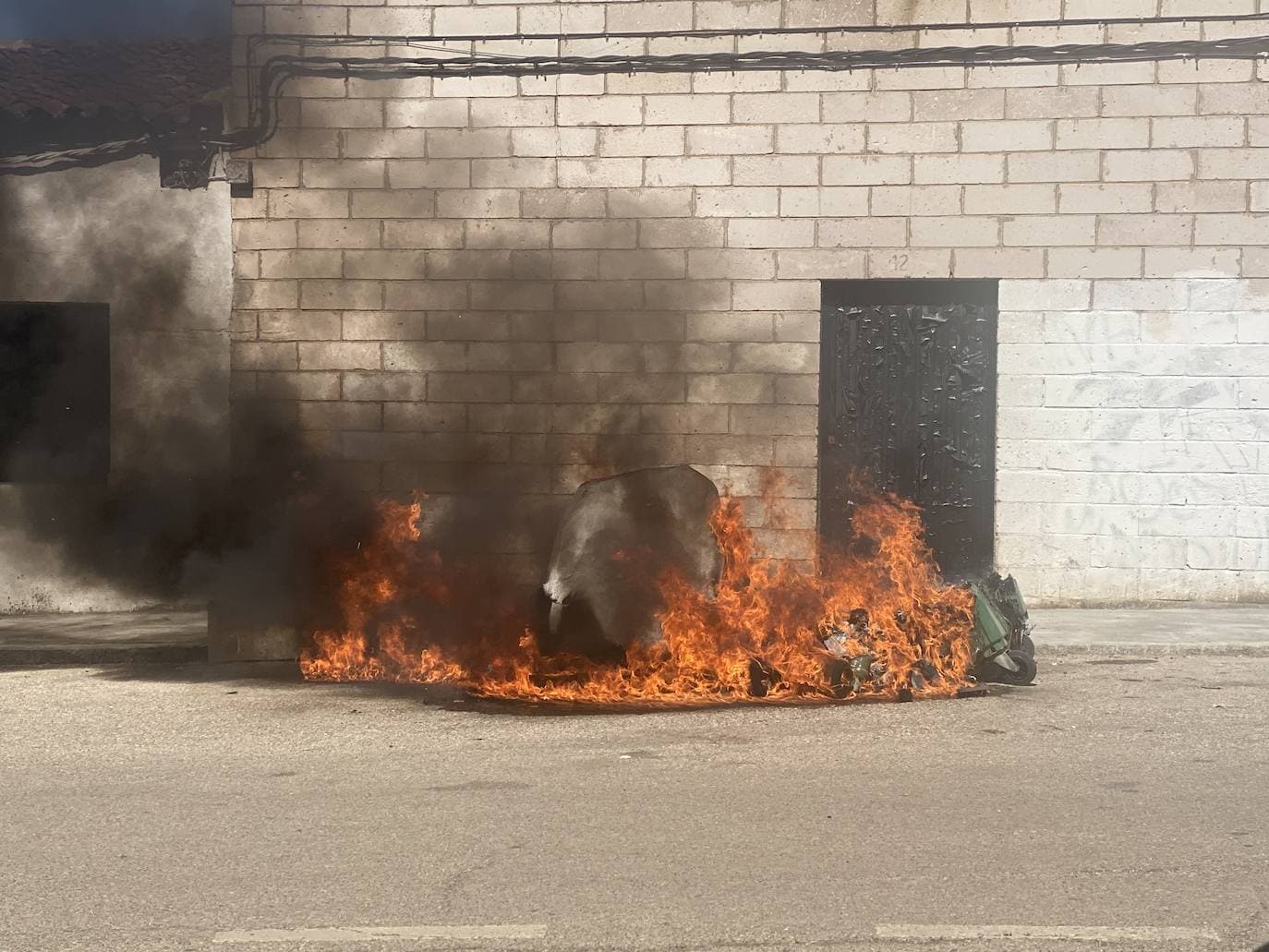 Fotos: Arden varios contenedores en la Rodela de Villafranca de los Barros