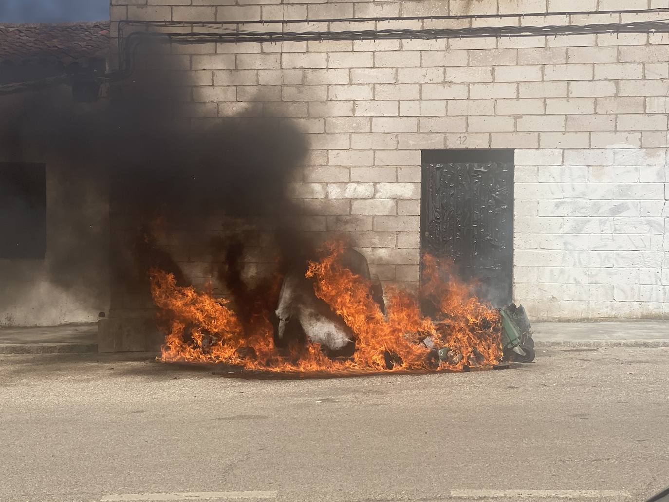 Fotos: Arden varios contenedores en la Rodela de Villafranca de los Barros