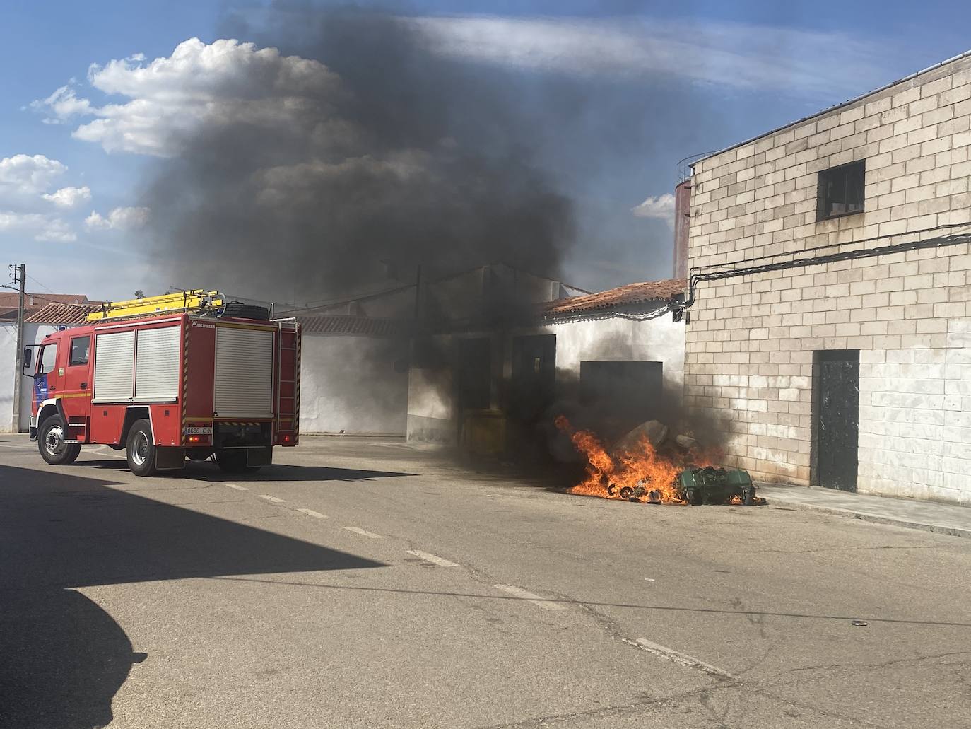 Fotos: Arden varios contenedores en la Rodela de Villafranca de los Barros