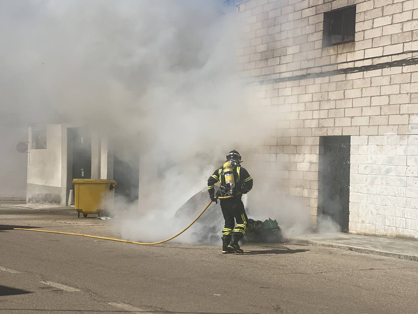 Fotos: Arden varios contenedores en la Rodela de Villafranca de los Barros