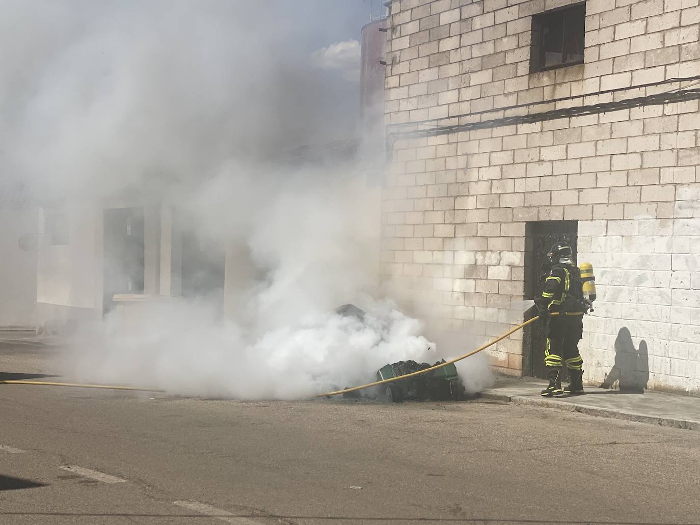 Fotos: Arden varios contenedores en la Rodela de Villafranca de los Barros