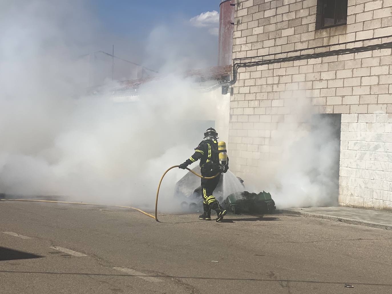 Fotos: Arden varios contenedores en la Rodela de Villafranca de los Barros