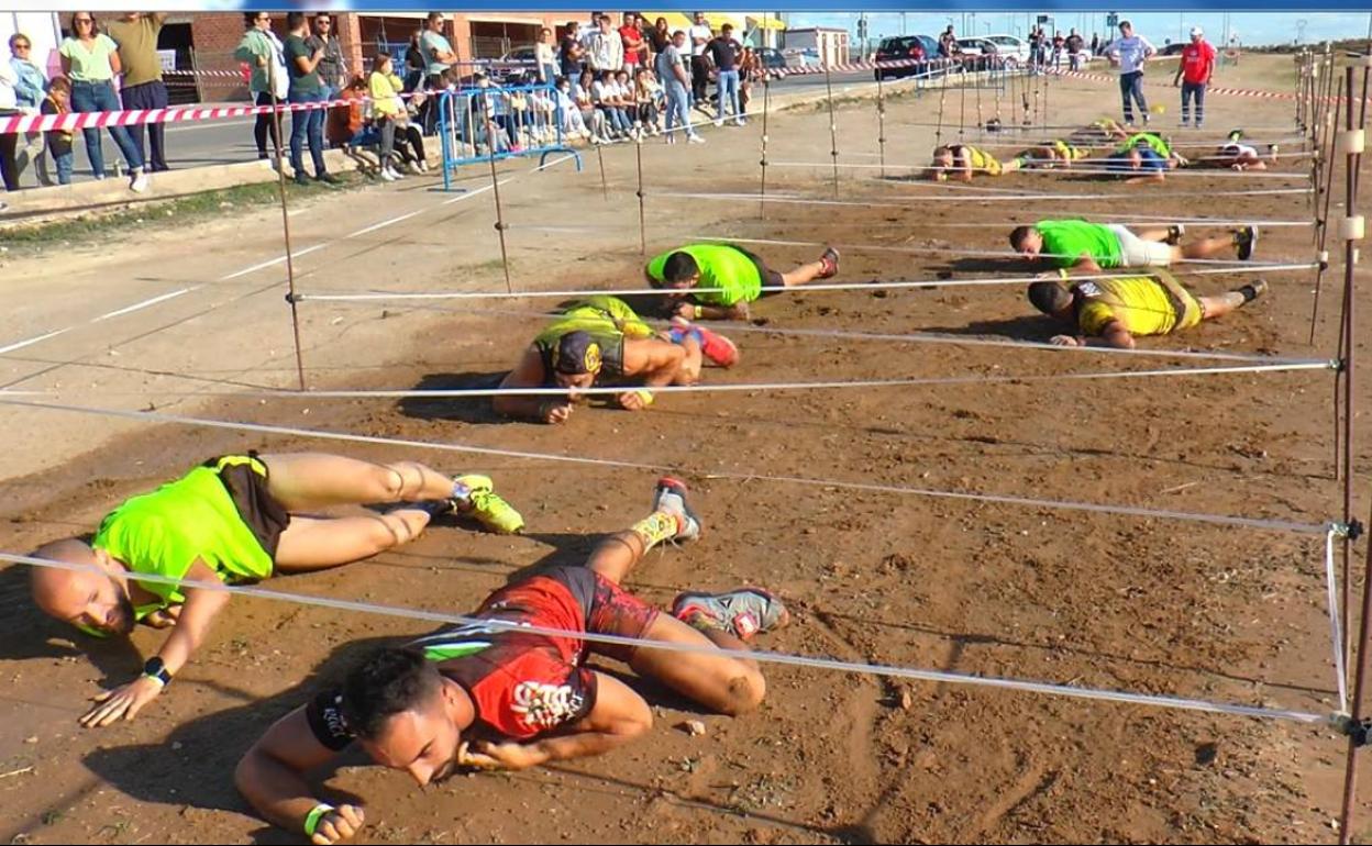 Algunos corredores en uno de los obstáculos de la IV Pilar Xtreme 