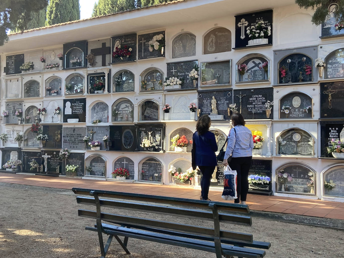 Dos vecinas visitan el cementerio municipal 