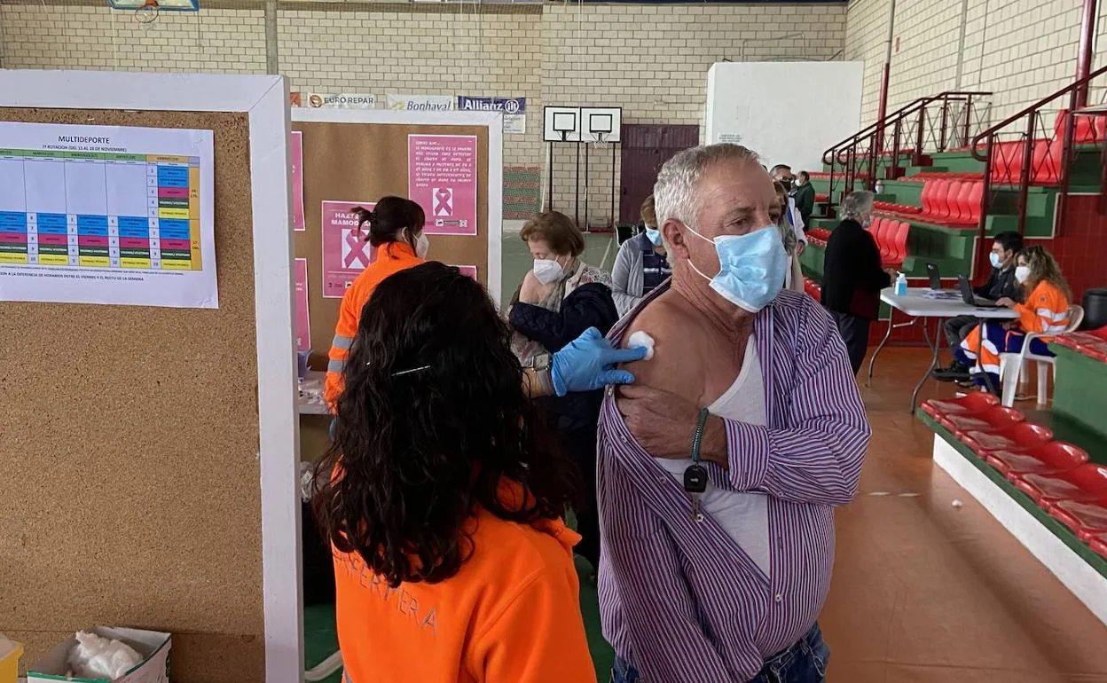 Un vecino de Villafranca recibe la vacuna contra la gripe en el Pabellón Extremadura 
