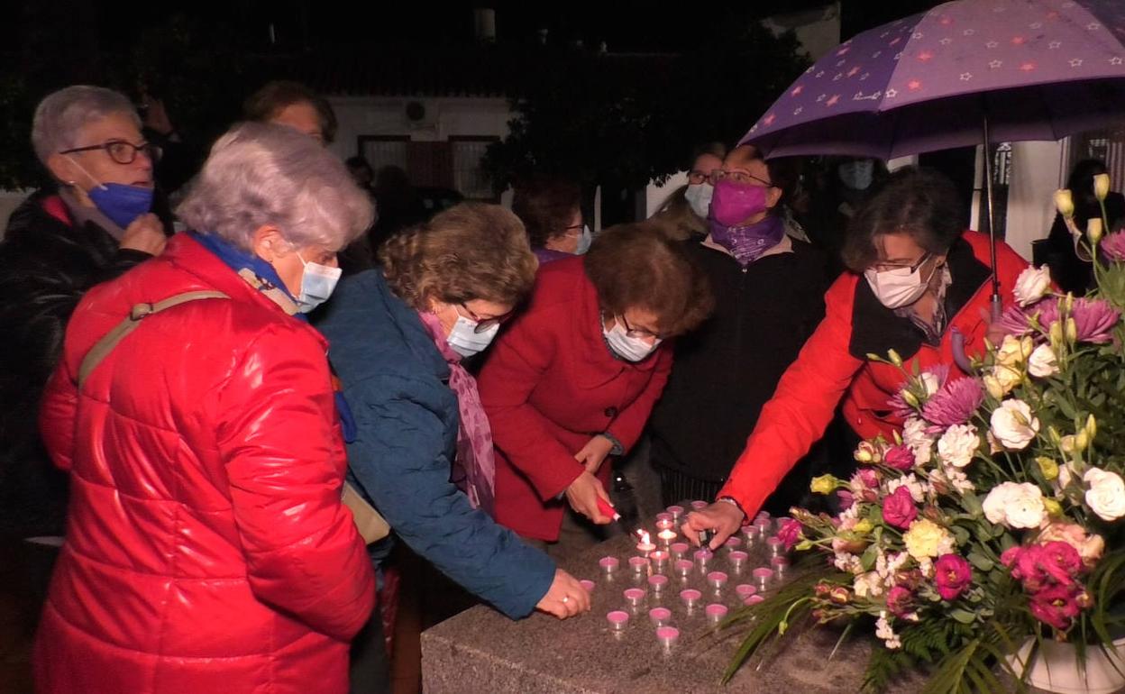 Encendido de velas por las mujeres asesinadas ayer en la Plaza de San Isidro 