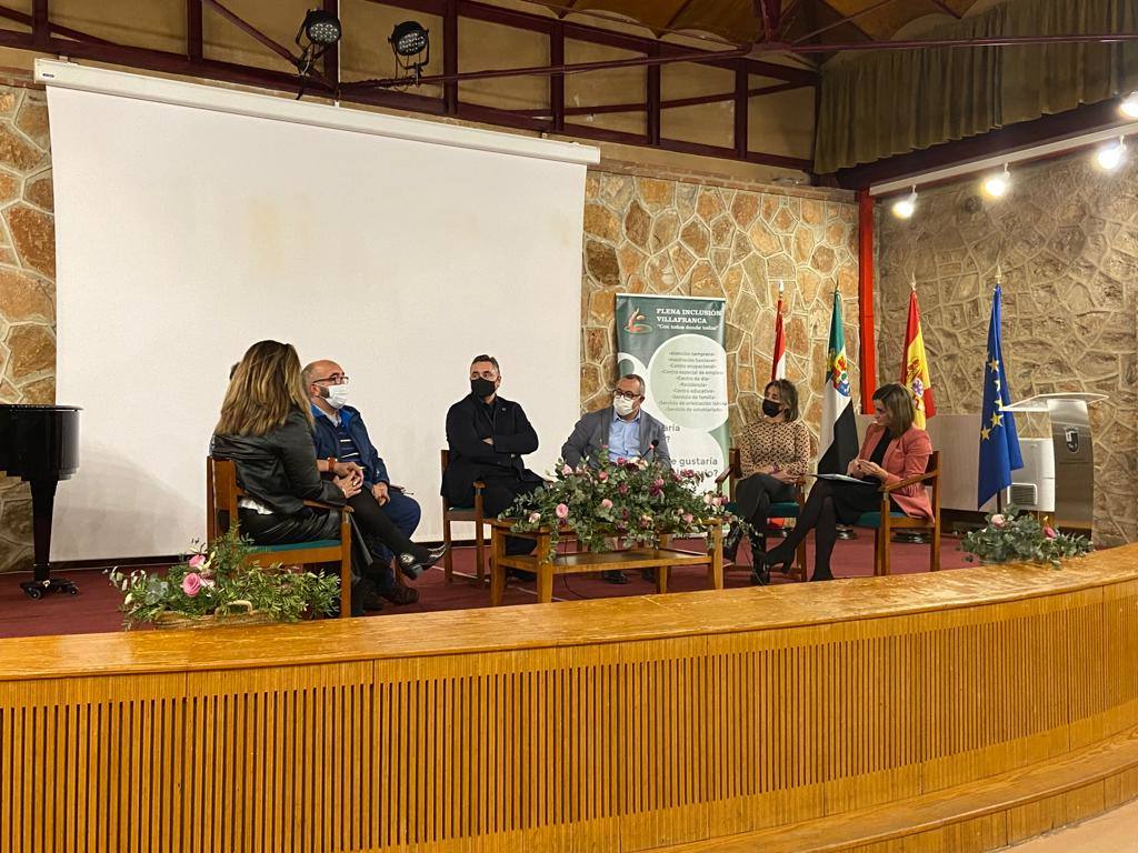Mesa debate sobre la experiencia de vivienda comunitaria 