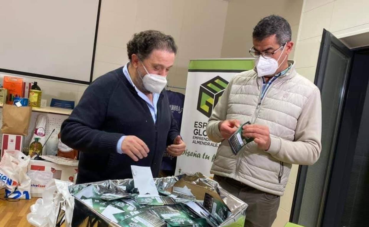 El alcalde de Villafranca junto al presidente de ASEV en el sorteo del Aguinaldo de Barros 
