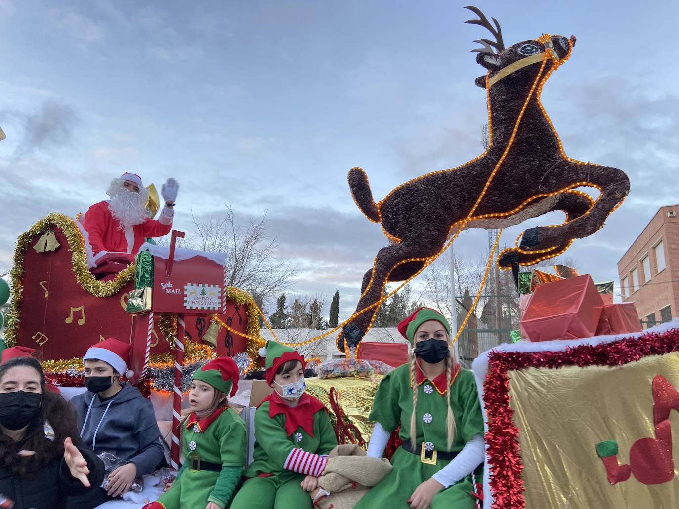 Fotos: Los Reyes Magos de Oriente repartieron 2000kg de caramelos a su paso por Villafranca