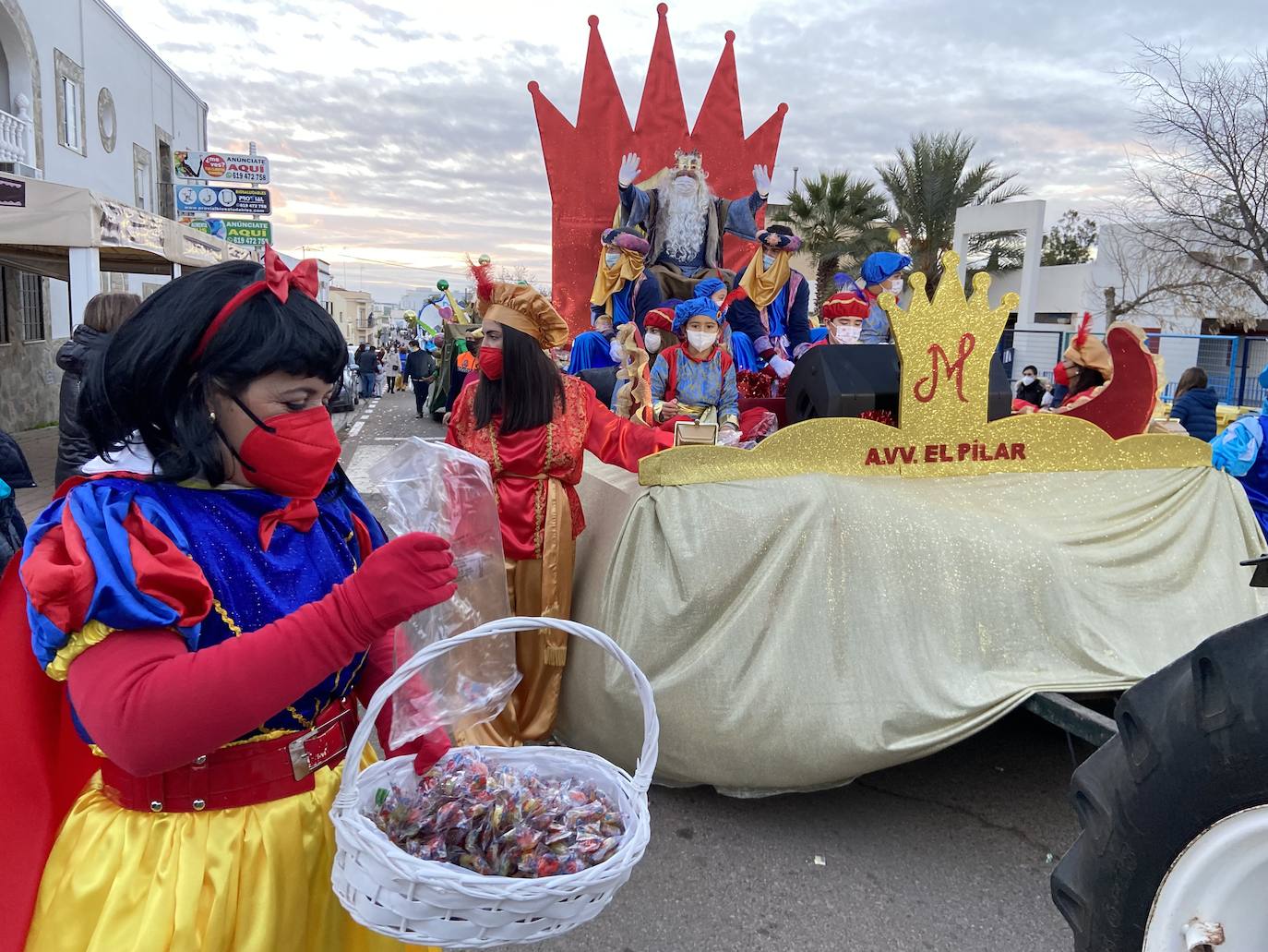 Fotos: Los Reyes Magos de Oriente repartieron 2000kg de caramelos a su paso por Villafranca