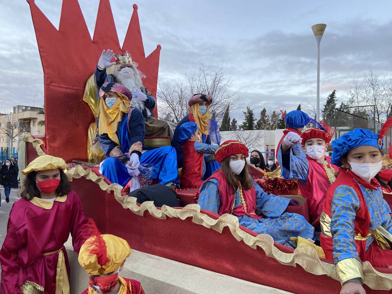 Fotos: Los Reyes Magos de Oriente repartieron 2000kg de caramelos a su paso por Villafranca