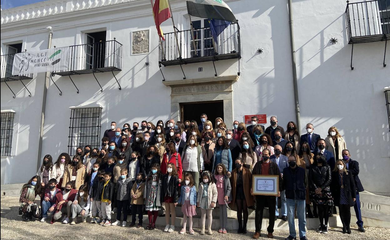 La familia de Moncovil en la Acera de Don Agustín 