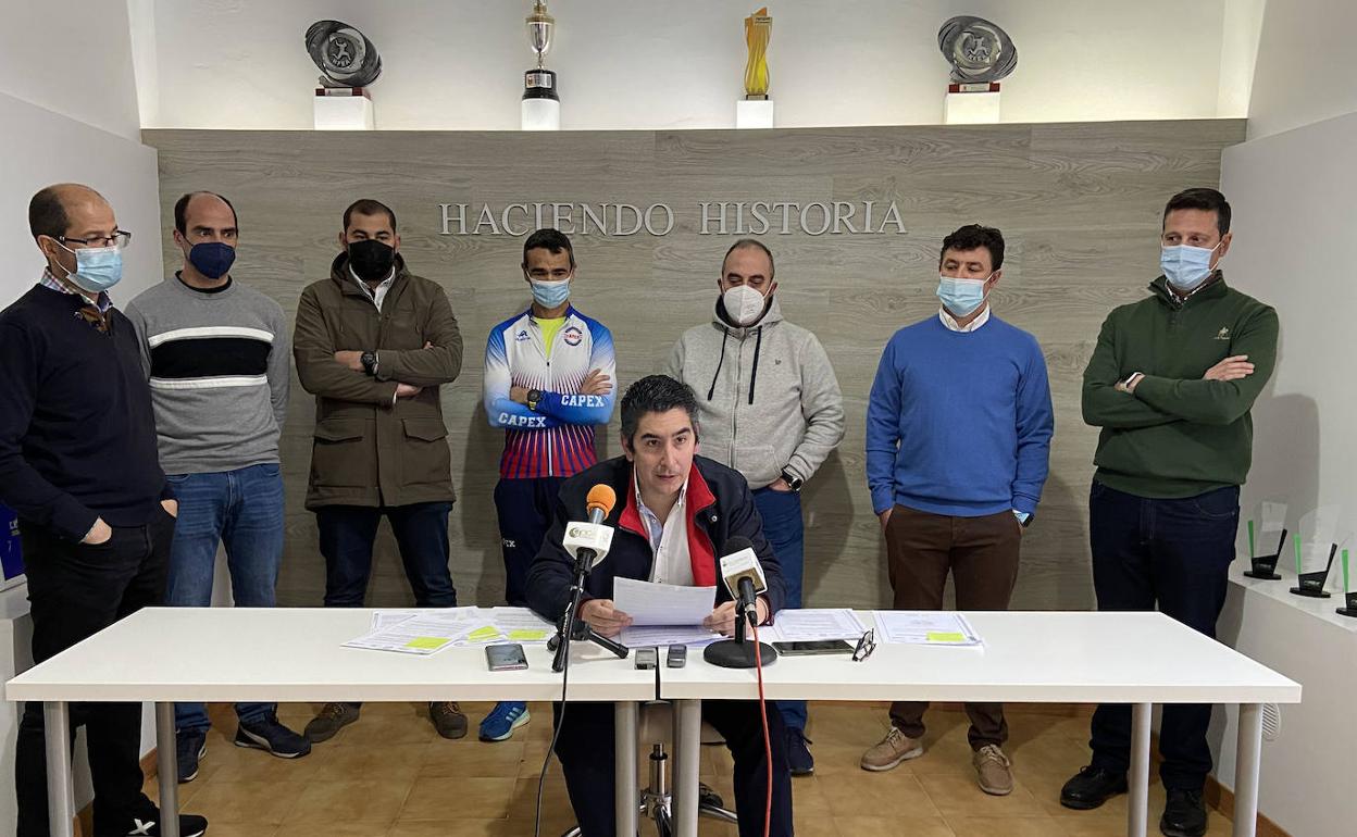 Jesús Nieto arropado por la Junta Directiva del CAPEX 