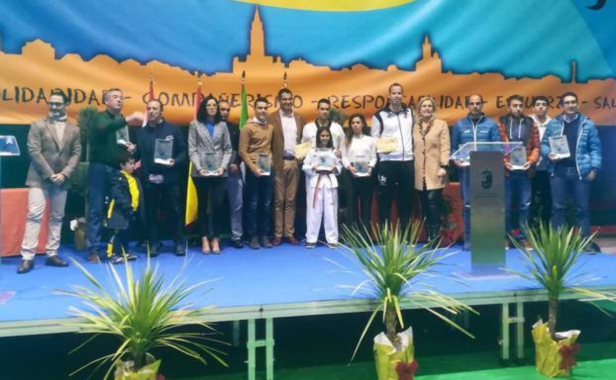 Foto de archivo: Fotografía con los premiados en el 'Festival Deportivo Navideño' en el 2019 