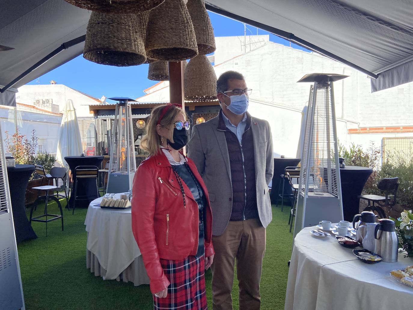 Ana Vega, directora general de Empresa de la Junta de Extremadura, junto a José Manuel Rama, alcalde de Villafranca 