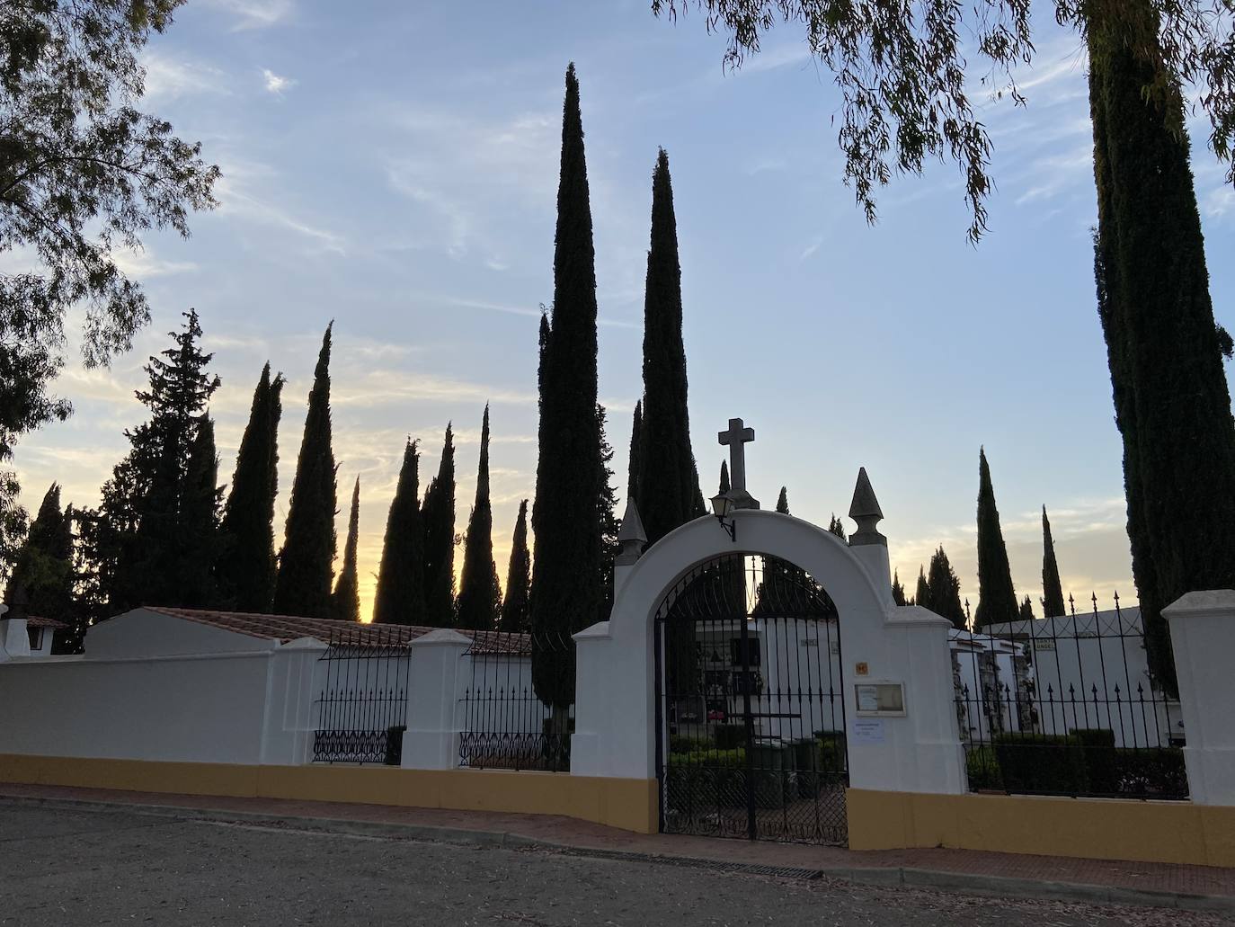 Foto de archivo: Una de las entradas al cementerio municipal 