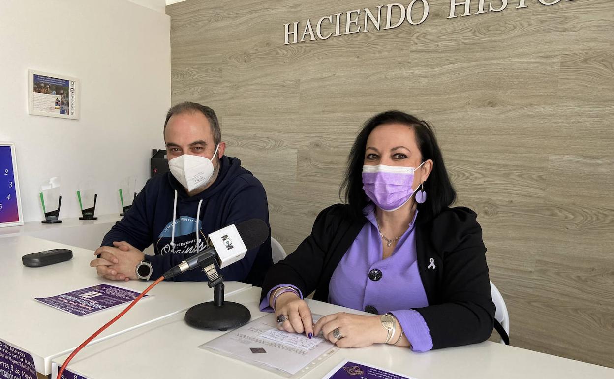 La presidenta de la asociación de mujeres «María Flores», Isabel Salas, junto al vicepresidente del CAPEX, Martín Martínez 