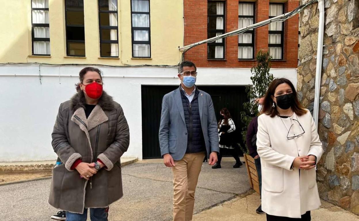 La consejera de Agricultura junto a la directora del centro y al alcalde de Villafranca 