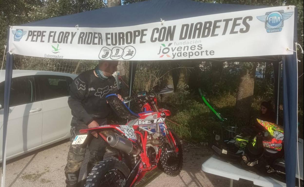 El piloto motociclista de Villafranca, José Flores, mantiene el liderato del Campeonato de Europa de Bajas todoterreno