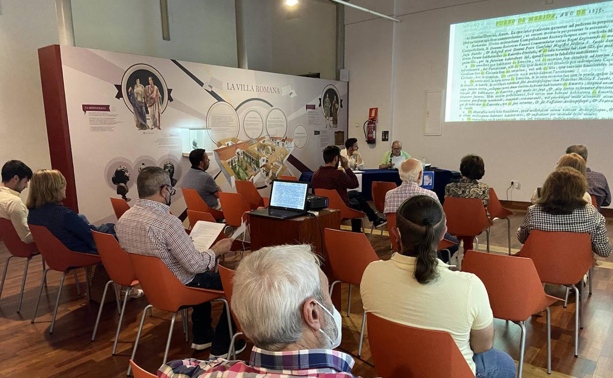 Sala romana del MUVI en la conferencia de Antonio Mateos Martín de Rodrigo, 'Villafranca de los Barros; de aldea de Mérida a villa, sus implicaciones' 