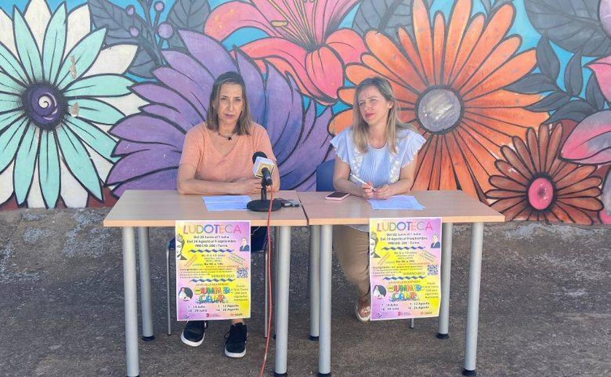 Carmen Romero, concejal de Juventud, y Mónica Raposo, técnico de la Universidad Popular de Villafranca 