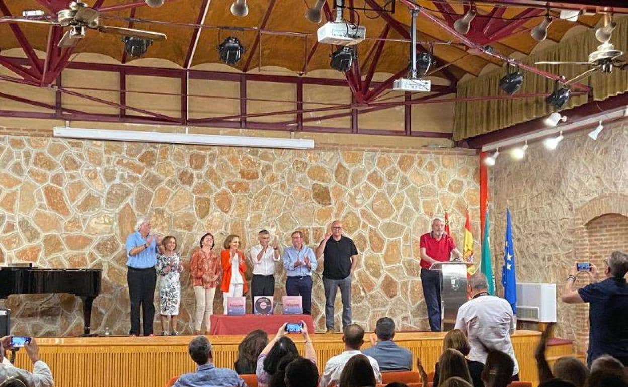 Integrantes del grupo Valdequemao Folk en el acto de presentación del libro 