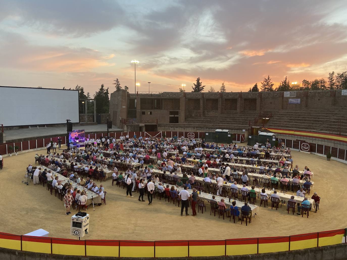 Fotos: Cerca de 600 personas en la cena convivencia del mayor
