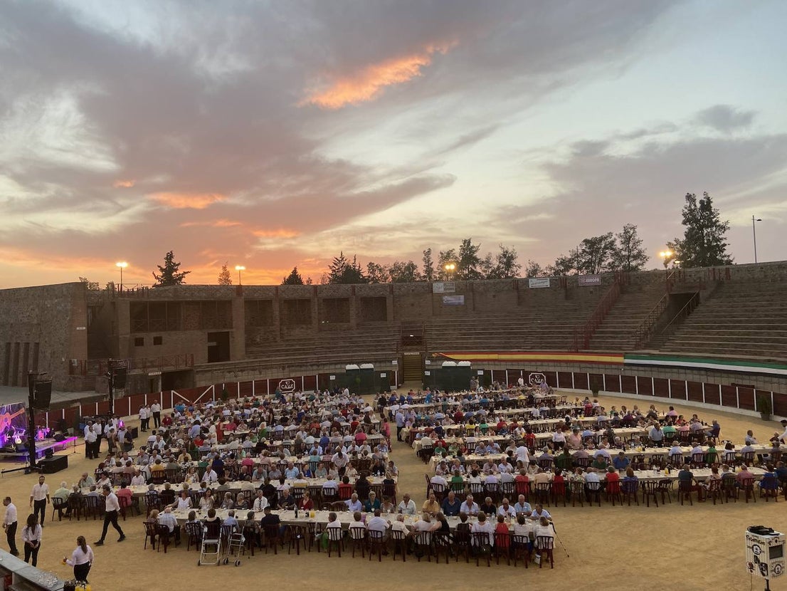 Fotos: Cerca de 600 personas en la cena convivencia del mayor