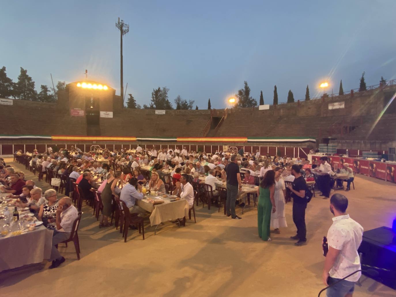 Fotos: Cerca de 600 personas en la cena convivencia del mayor
