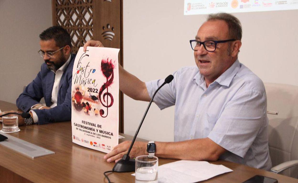 Mariano Blanco, concejal de Festejos del Ayuntamiento de Villafranca presenta el cartel de Gastromúsica 2022 junto al diputado del Área de Transformación Digital y Turismo, Manuel José González Andrade 