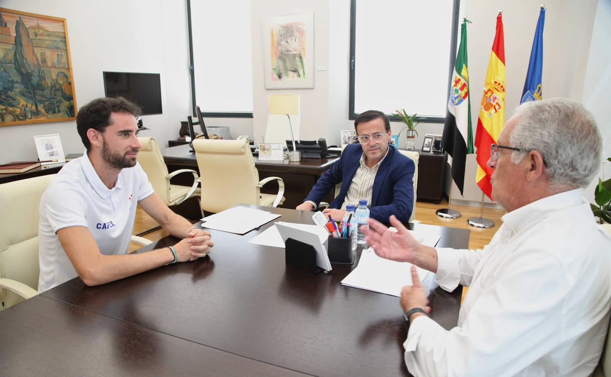 El presidente de la Diputación recibe al atleta Álvaro Martín tras proclamarse campeón de Europa
