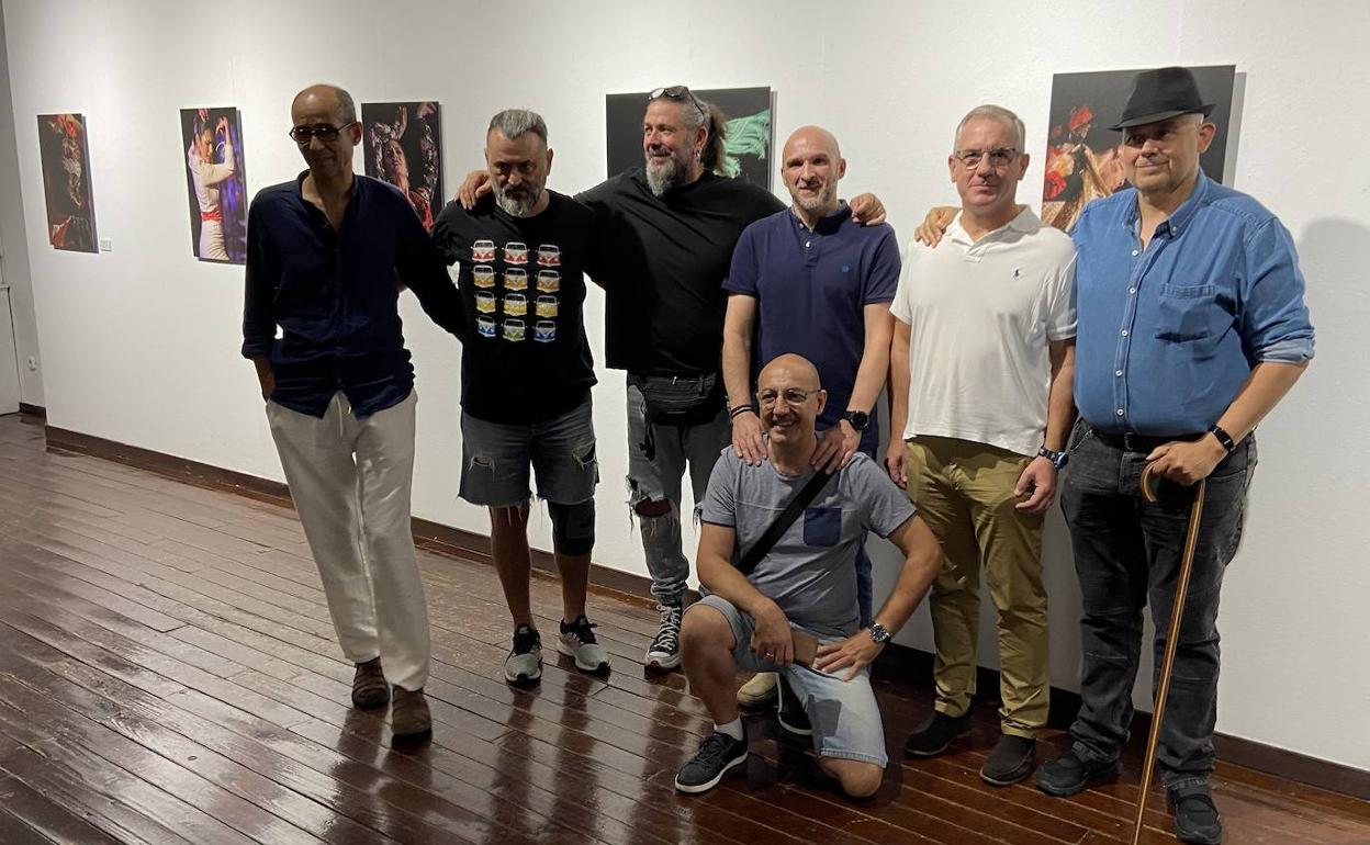 El artista rodeado de amigos, autoridades y personalidades del área de Cultura del Ayuntamiento de Villafranca 