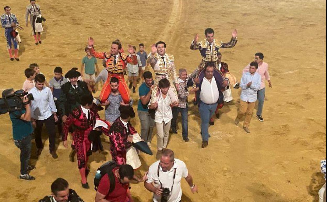 Los toreros extremeños Ferrera, Garrido y 'El Chorlo' en la plaza de toros de Villafranca 
