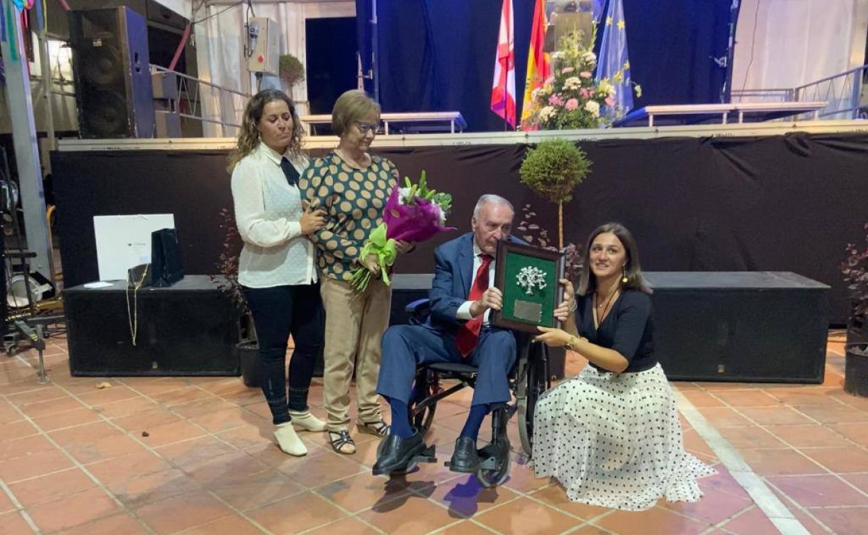 José Matamoros junto a su mujer, su hija, y la presidenta del barrio del Pilar 