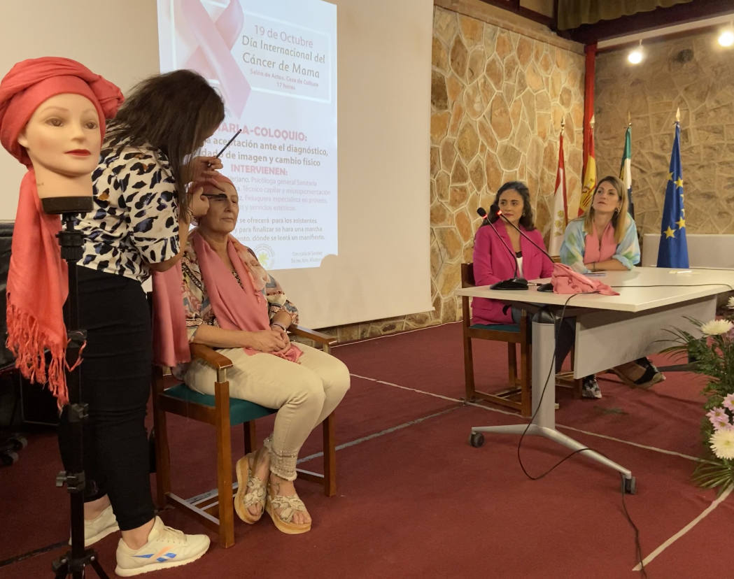 Fotos: Villafranca se tiñe de rosa para luchar contra el cáncer de mama