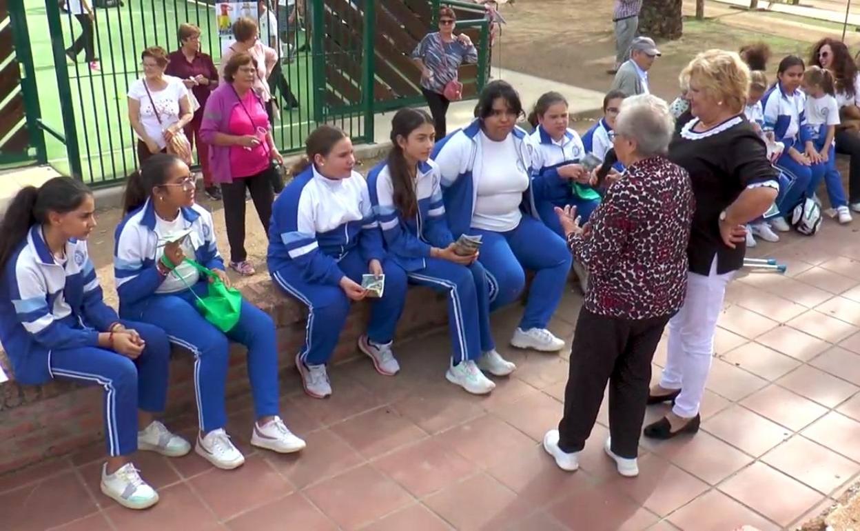 Dos mujeres explican a las alumnas de 6º de primaria del colegio La Inmaculada y San Ignacio qué hacían en el puente de Todos los Santos 
