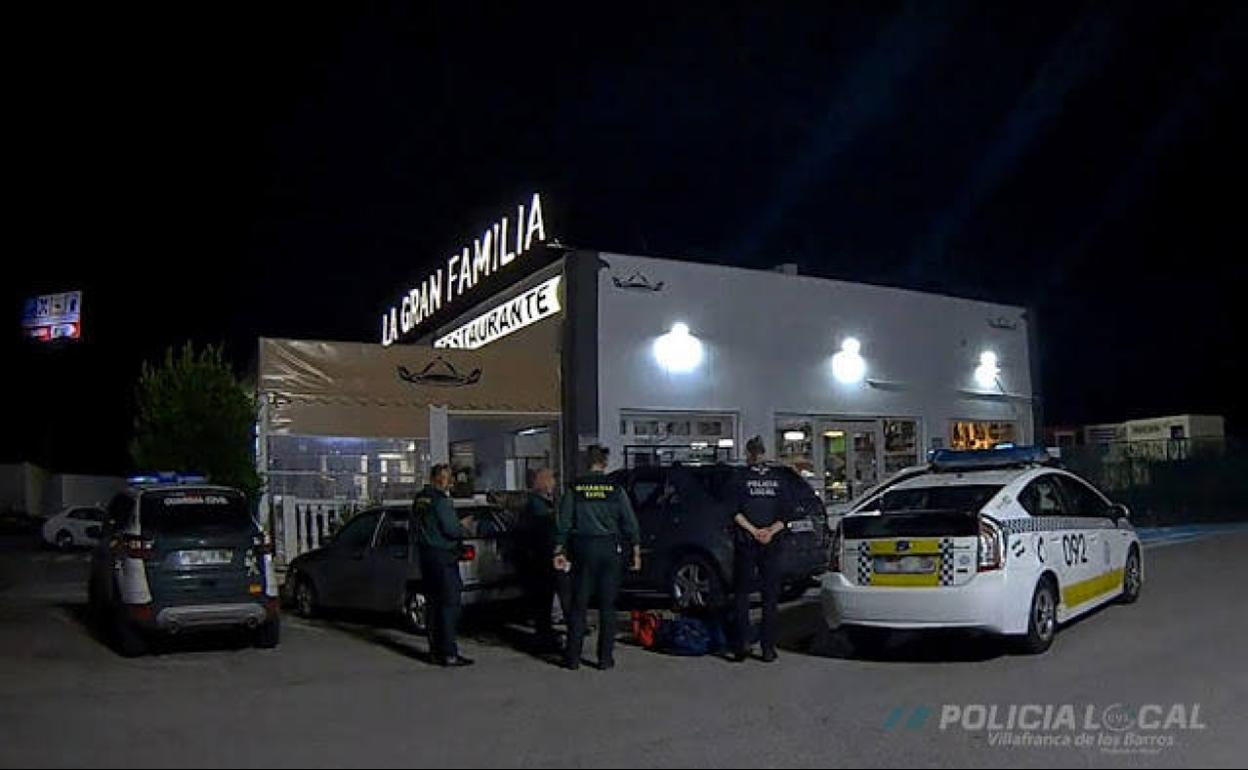 Guardia Civil y Policía Local en el área de servicio de Villafranca de los Barros
