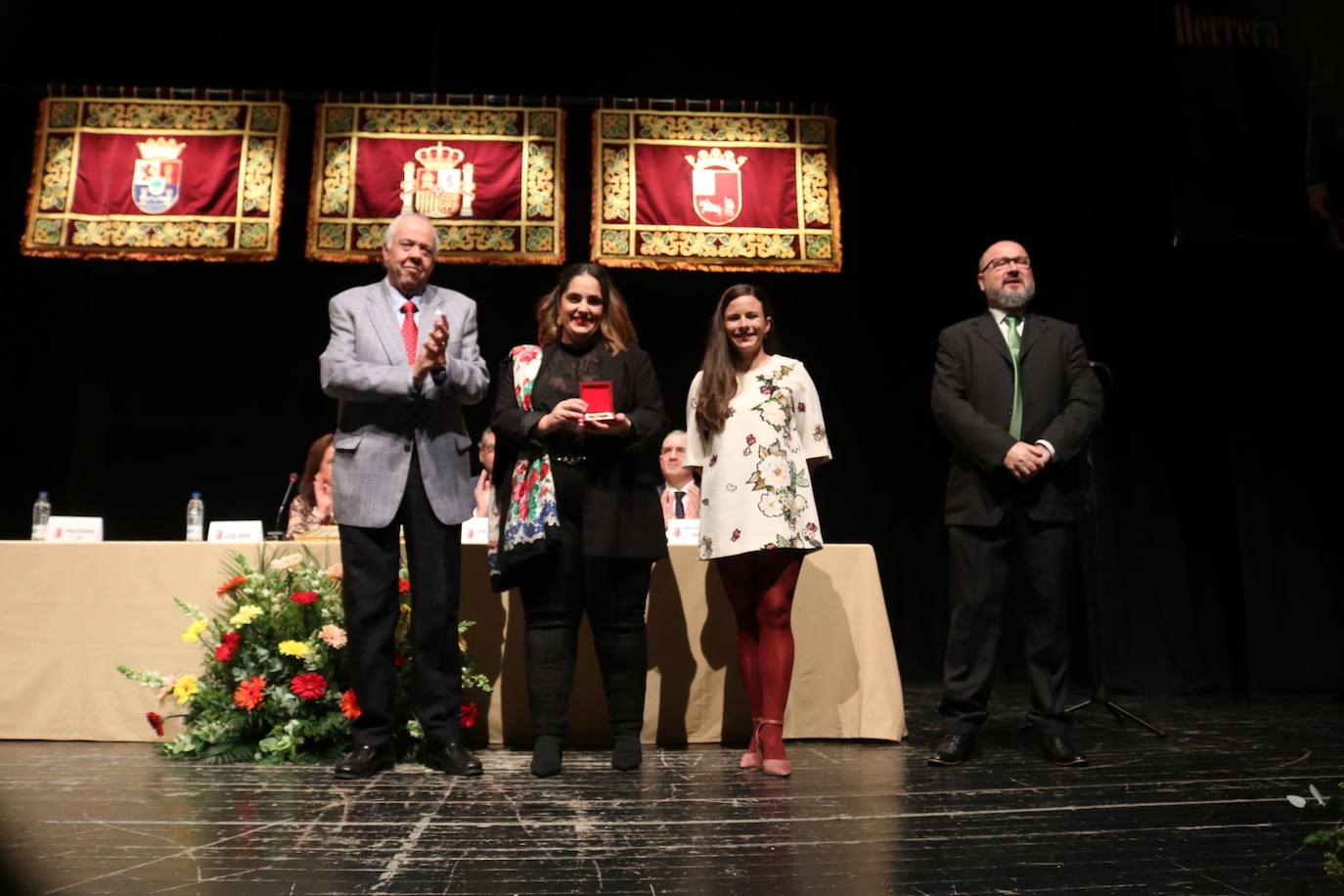 Moncovil recibe su Medalla de la Ciudad de la mano de Ramón Ropero. 