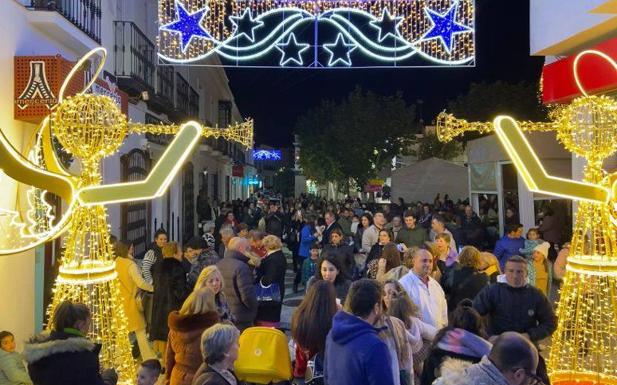 Ambiente navideño en Villafranca en el día del encendido. 