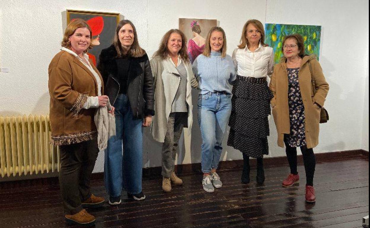 Las artistas junto a su profesora y la alcaldesa 