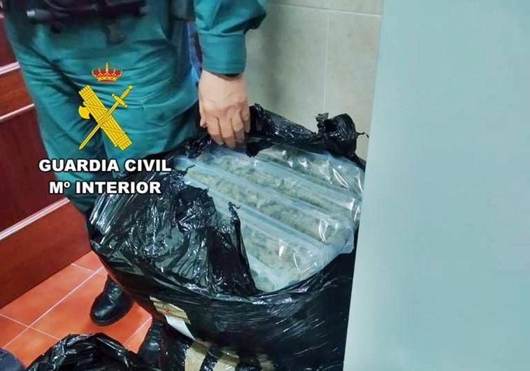 La Guardia Civil intercepta un transporte con 25.260 gramos de cogollos de marihuana en Villafranca