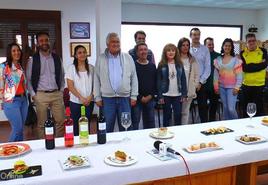 Algunos participantes de la VIII Ruta del Vino Tapa con sus elaboraciones en la Cooperativa Cave San José.