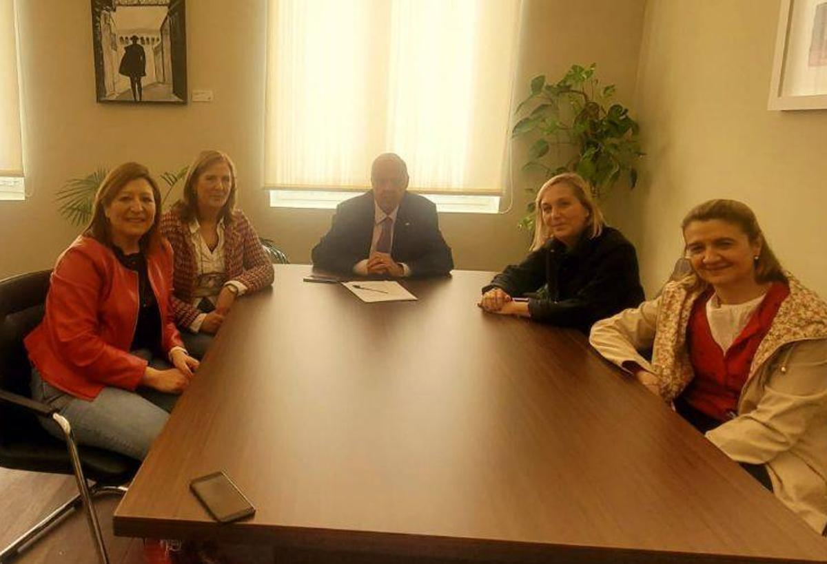 Parte del equipo directivo del Colegio Ntra. Sra. del Carmen junto al Vicepresidente Tercero de la institución