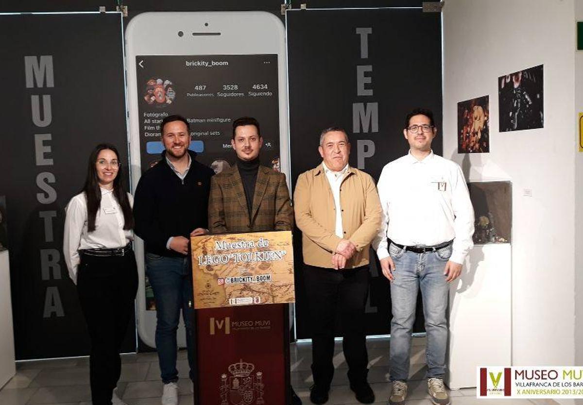 Representantes del MUVI en la presentación de la exposición.