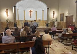 Presentación de la muestra en la capilla del Colegio de Nuestra Señora del Carmen de Villafranca (Vedruna)
